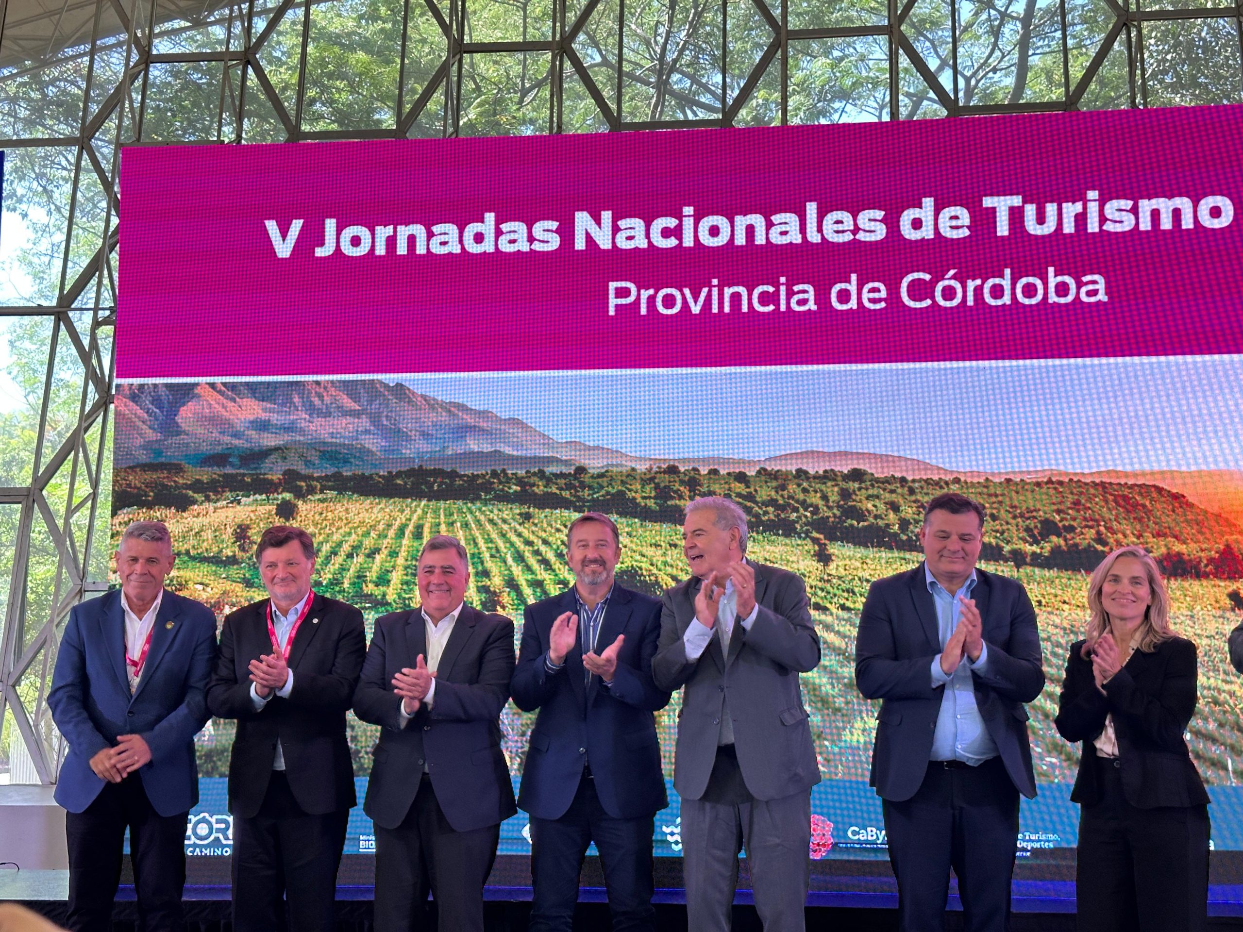 Firma de convenio y un plan de incentivos para desarrollar la vitivinicultura y el turismo en Córdoba