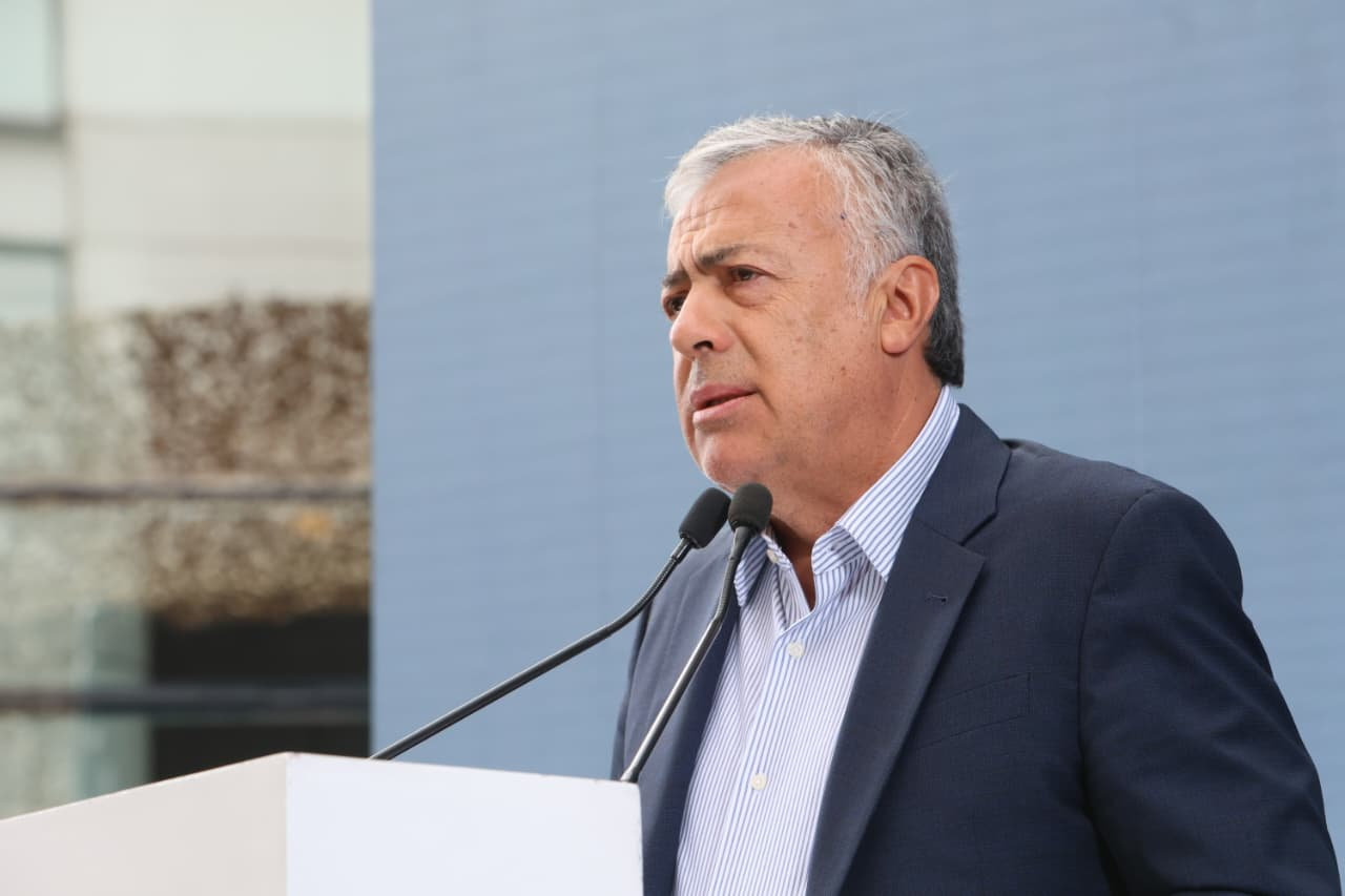 Aquí estan las fotos del gobernador Alfredo Cornejo en su discurso