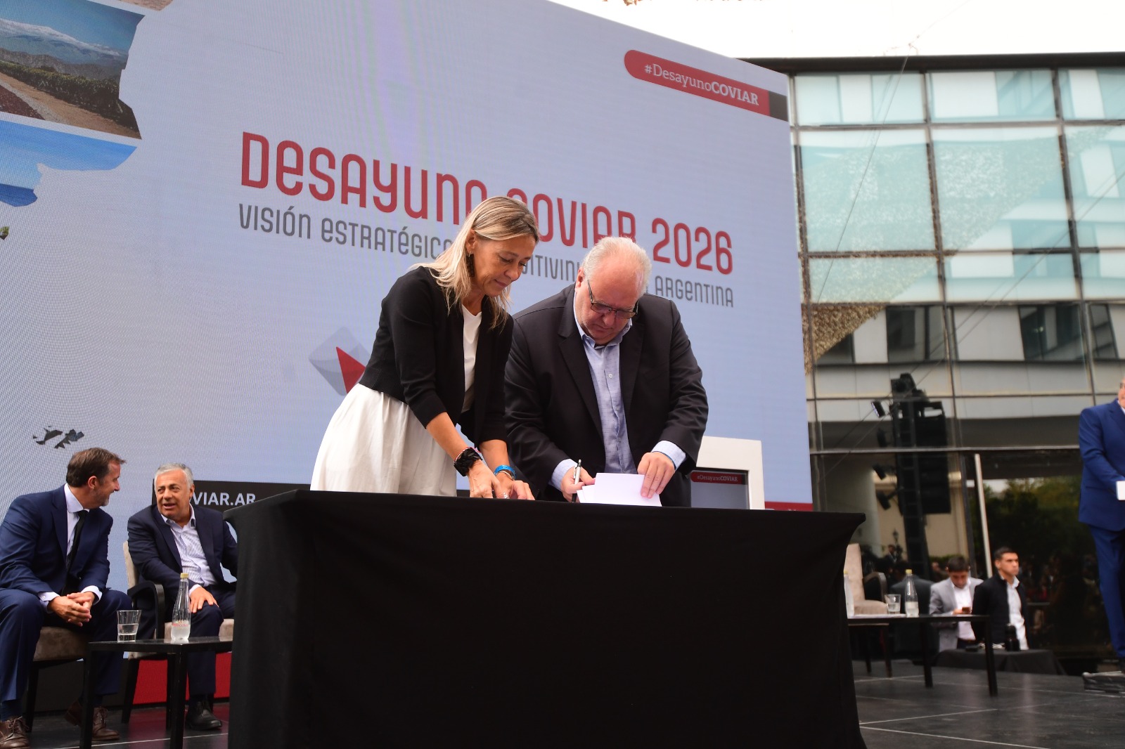 Estos son los convenios que se firmaron durante el #DesayunoCOVIAR 2026